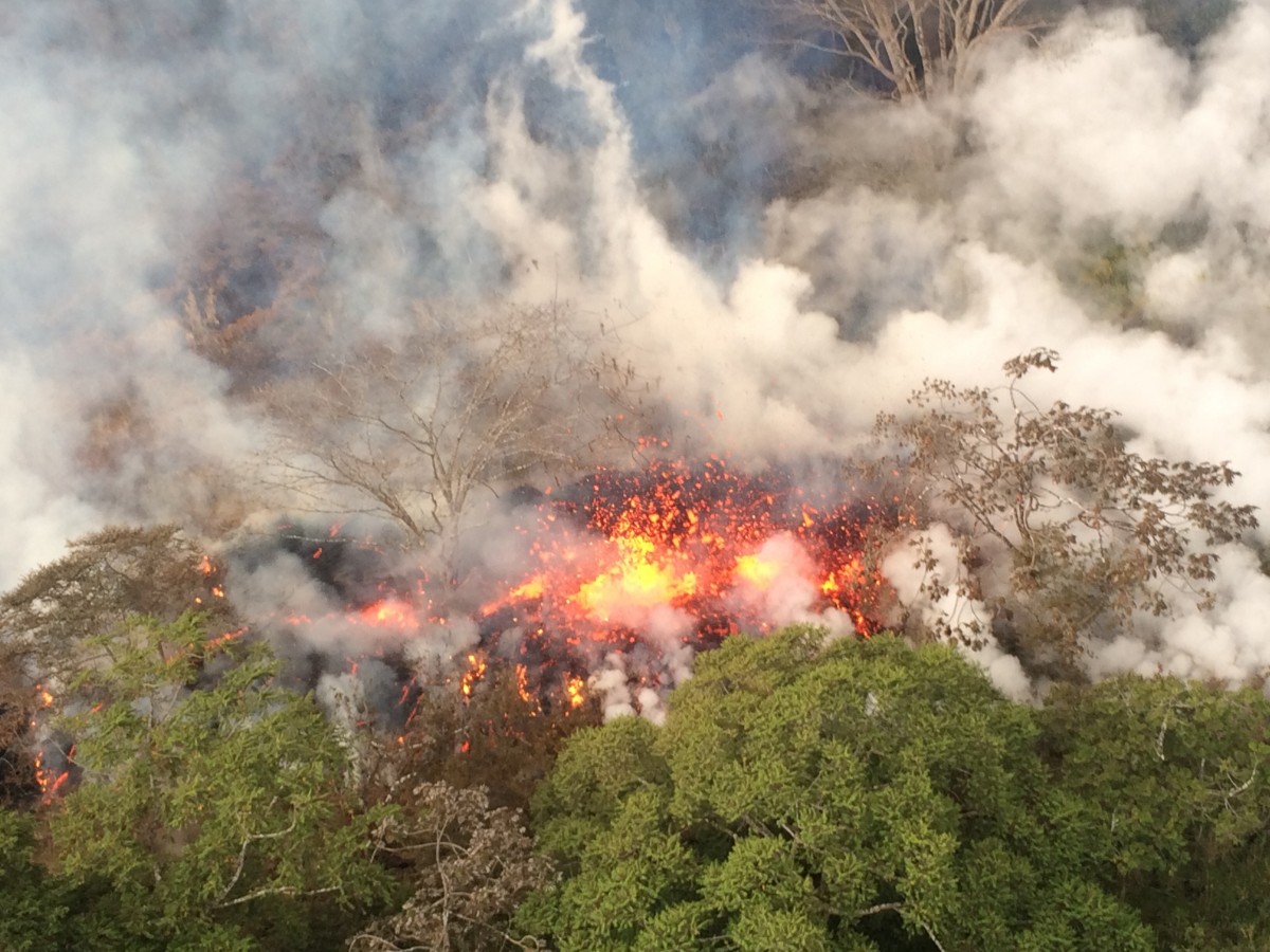 Kilauea May 16    lava spatter between fissures 16 and 20 USGS